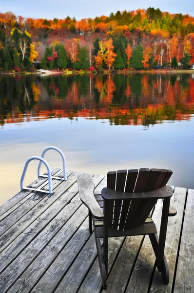 Деревянный док на осеннем озере — стоковое фото
