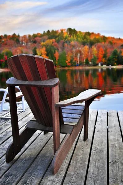 Trä docka på hösten sjö — Stockfoto