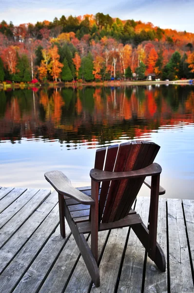 Деревянный док на осеннем озере — стоковое фото