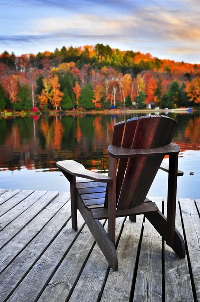Bacino di legno sul lago autunnale — Foto Stock
