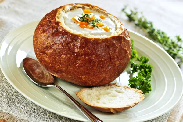 Sopa en tazón de pan —  Fotos de Stock