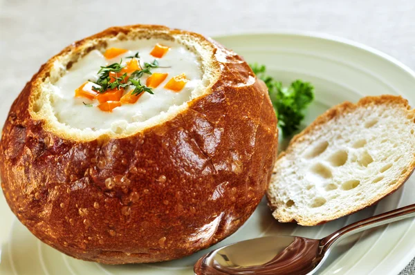 Suppe in Brotschale — Stockfoto