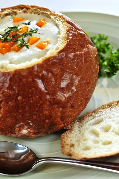 Sup dalam mangkuk roti — Stok Foto