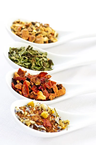Surtido de té seco de bienestar de hierbas en cucharas —  Fotos de Stock
