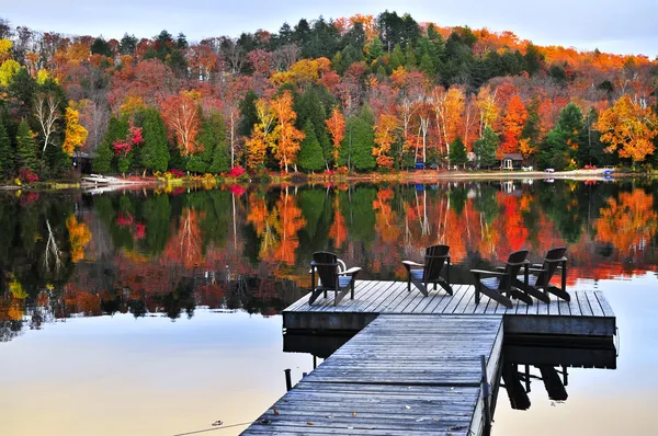 Muelle de madera en el lago de otoño Imágenes de stock libres de derechos
