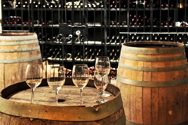 Bicchieri e botti di vino — Foto Stock