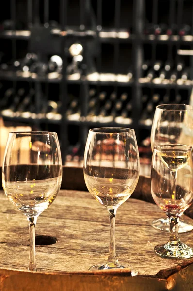 Şarap kadehi ve varil — Stok fotoğraf