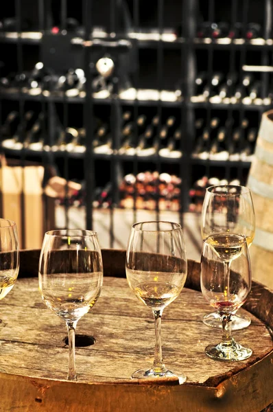 Bicchieri e botti di vino — Foto Stock