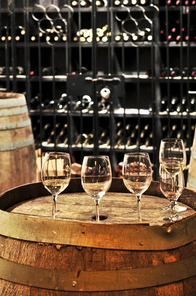Copos de vinho e barris — Fotografia de Stock