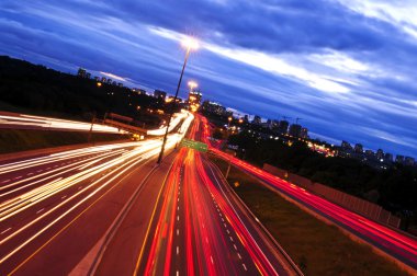 Toronto meşgul karayolu üzerinde gece trafik