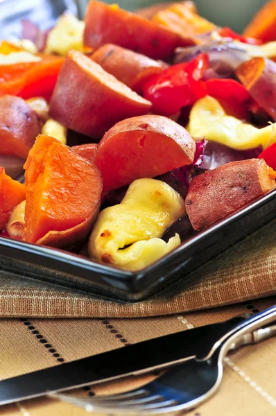 Vegetarisches Gericht Aus Gerösteter Süßkartoffel Mit Käse Und Paprika — Stockfoto