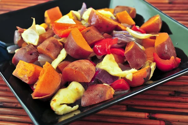 Vegetarisches Gericht Aus Gerösteter Süßkartoffel Mit Käse Und Paprika — Stockfoto