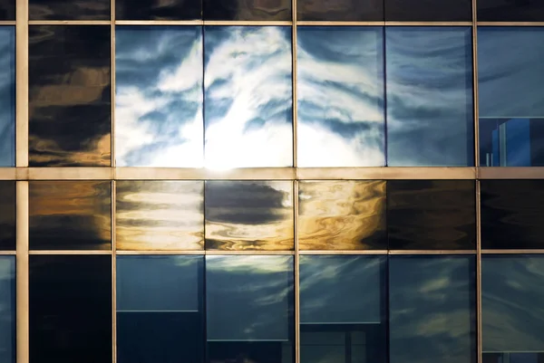 Oblohu odrazem v úřadu windows — Stock fotografie