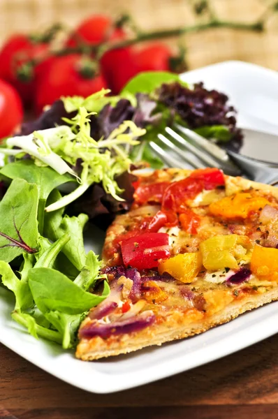 Vegetarische Pizza mit Salat — Stockfoto