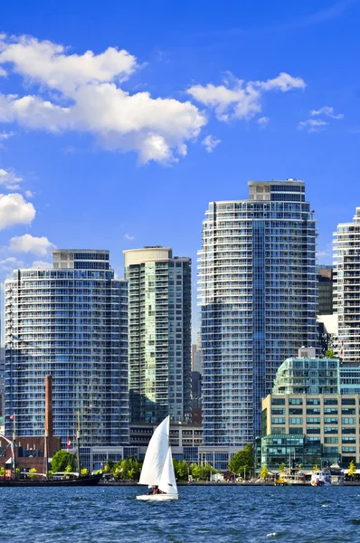 Voilier Naviguant Dans Port Toronto Avec Vue Panoramique Sur Front — Photo