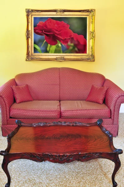 Oturma Odası Kanepe Sehpa Ile Birlikte Duvardaki Resim Kendi — Stok fotoğraf