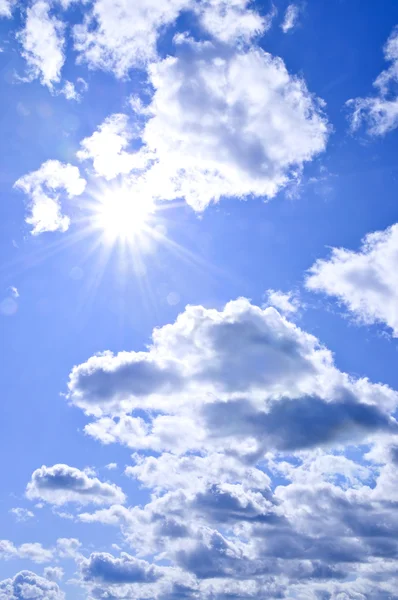 Блакитне небо сяюче сонце — стокове фото