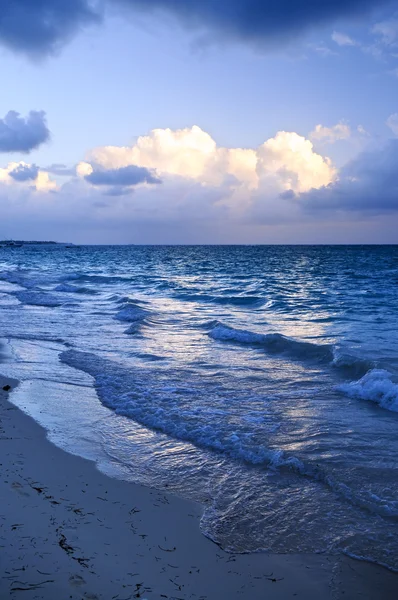Κύματα του ωκεανού στην παραλία σούρουπο — Φωτογραφία Αρχείου