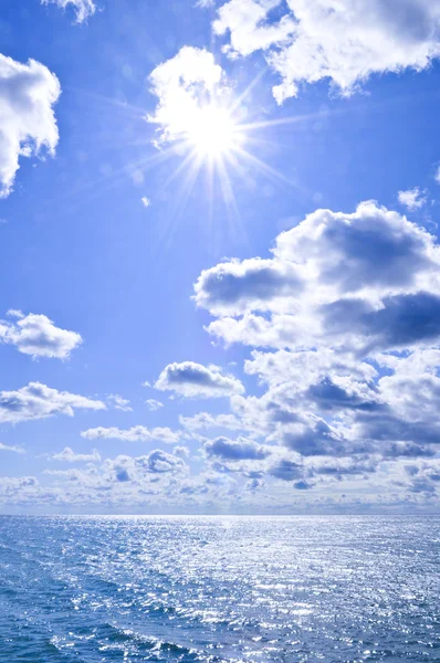 Μπλε Ωκεανό Νερό Και Ηλιόλουστο Ουρανό Φόντο — Φωτογραφία Αρχείου