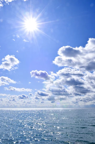 Blå vatten och soliga himmel bakgrund — Stockfoto