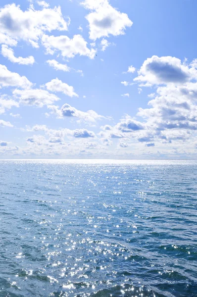 Água azul e céu ensolarado fundo — Fotografia de Stock