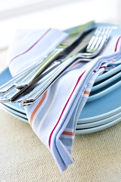 食器のスタックとテーブルの設定 — ストック写真