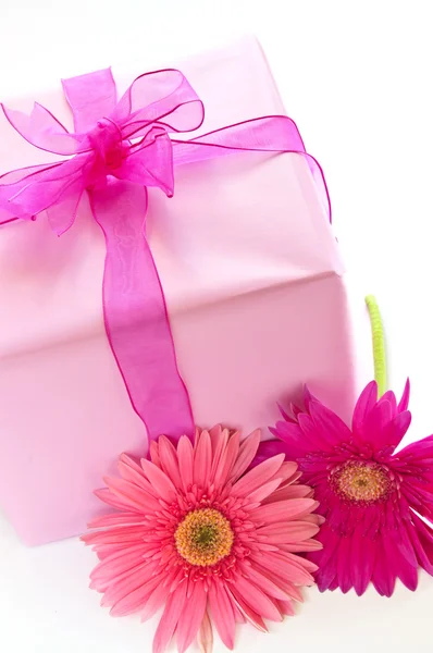 Caixa Presente Embrulhado Papel Rosa Com Fita Arco — Fotografia de Stock
