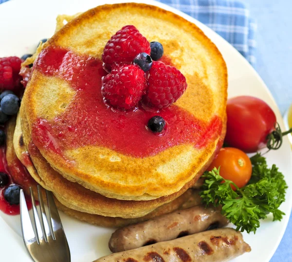 朝食のソーセージ 新鮮な果実とバターミルクパン ケーキ — ストック写真