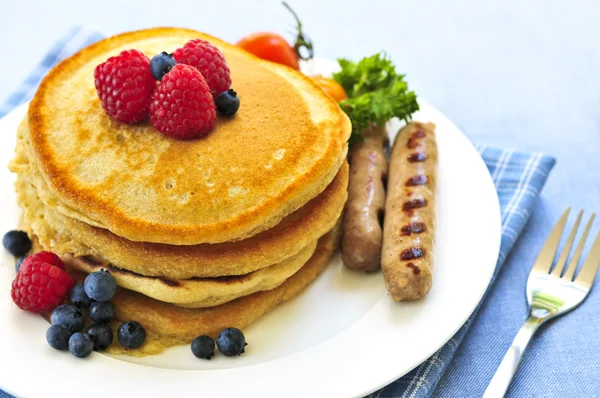 Buttermilk Pancakes Taze Meyveleri Sosis Ile Kahvaltı — Stok fotoğraf