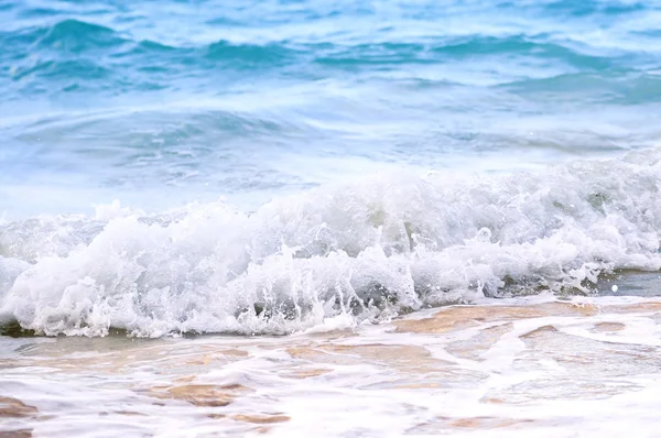 熱帯海岸に砕ける波 — ストック写真