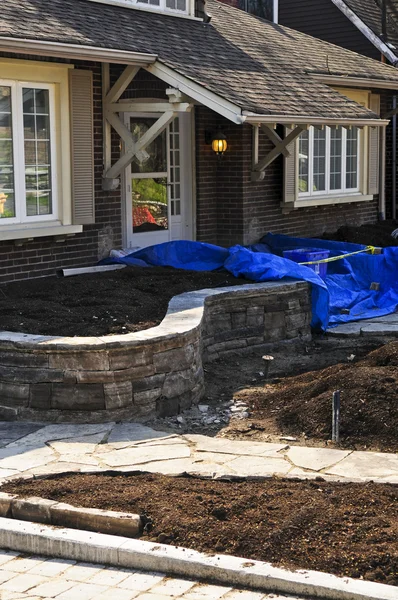 美化および家の前庭で進行中の作業を舗装 — ストック写真