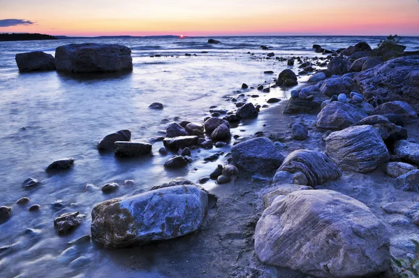 日没で 岩が多い海岸のグルジアの湾 カナダ Awenda 州立公園 — ストック写真