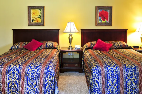 Iki Adet Çift Kişilik Yataklı Yatak Odası Duvardaki Resimleri Kendi — Stok fotoğraf
