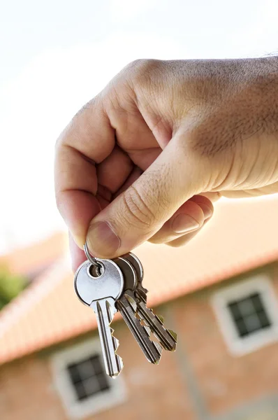Mann Hält Schlüssel Der Hand Hintergrund Ein Bau Befindliches Haus — Stockfoto
