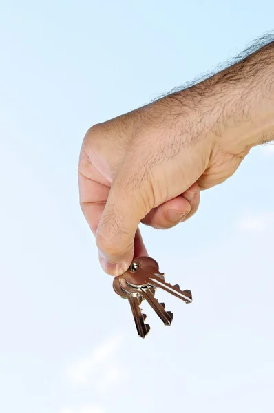 Hand som håller nycklar — Stockfoto