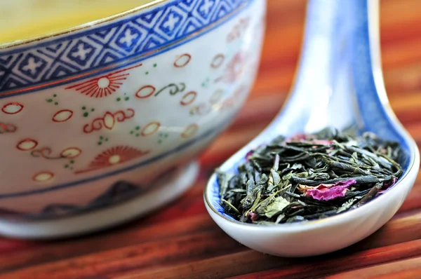 Tasse Grüner Tee Mit Lockeren Trockenen Blättern Einem Löffel — Stockfoto