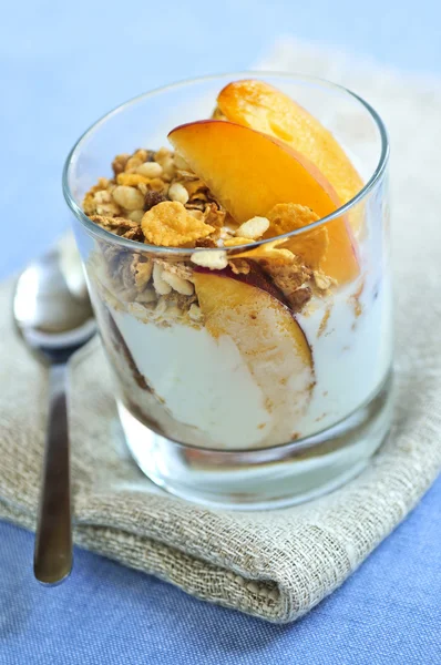Servir du yaourt et du granola — Photo