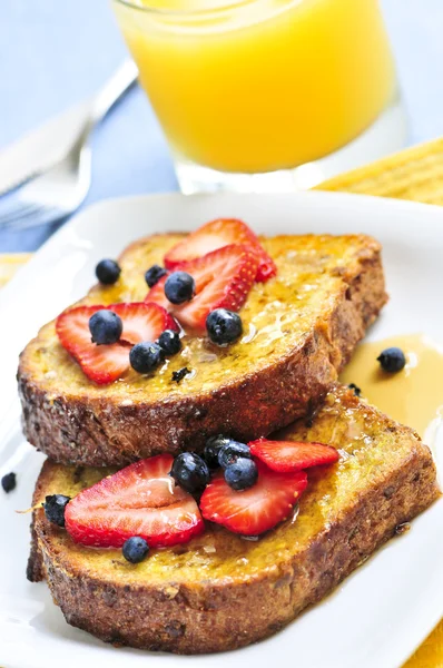 Desayuno Tostadas Francesas Con Bayas Frescas Jarabe Arce —  Fotos de Stock