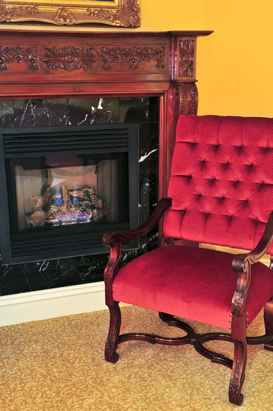 壁炉和红色椅子 — 图库照片