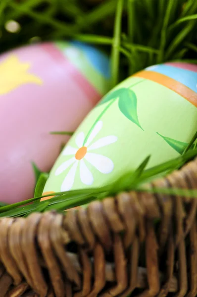 Velikonoční Vejce Uspořádání Trávou Košíku — Stock fotografie