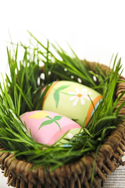 Huevos Pascua Arreglo Con Hierba Verde Una Cesta —  Fotos de Stock