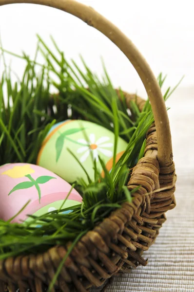 在篮子里的绿草与复活节蛋安排 — 图库照片