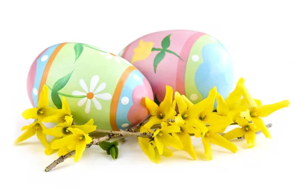 復活祭の卵は白い背景で隔離の春の花のアレンジメント — ストック写真