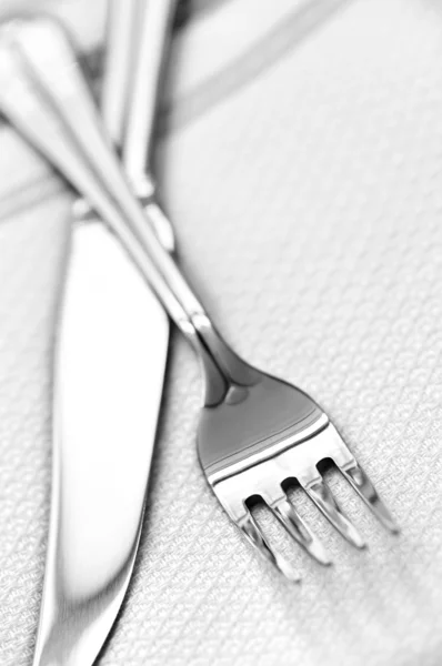 白いナプキン上のフォークおよびナイフのクローズ アップ — ストック写真