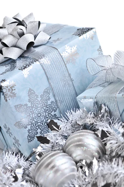 包装礼品盒与白色背景上的银色圣诞装饰品 — 图库照片