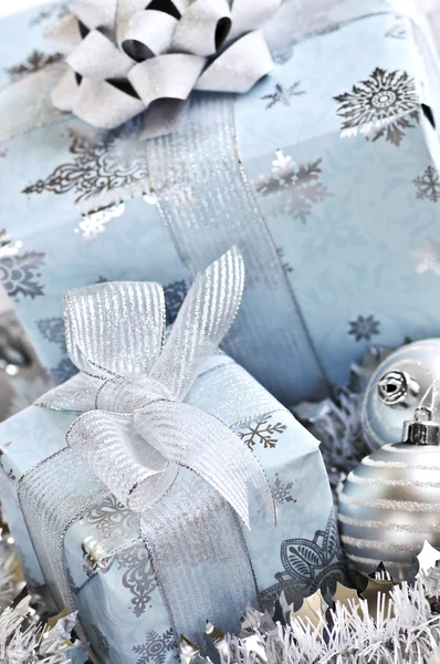 包装礼品盒与银色圣诞装饰品 — 图库照片
