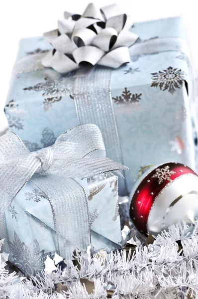Duas Caixas Presente Com Ornamentos Natal Fundo Branco — Fotografia de Stock
