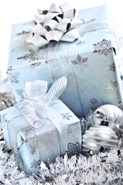 Τυλιγμένο Δώρο Κουτιά Ασημένια Χριστουγεννιάτικα Στολίδια Άσπρο Φόντο — Φωτογραφία Αρχείου