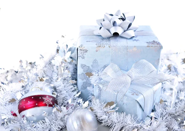 Két Ajándék Dobozok Karácsonyi Díszek Fehér Háttér — Stock Fotó