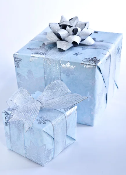 Duas Caixas Presente Natal Embrulhadas Papel Azul Com Fita Prata — Fotografia de Stock